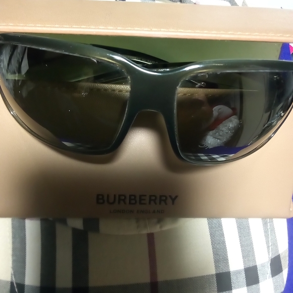 Burberry Sunglasses - Picture 4 of 5